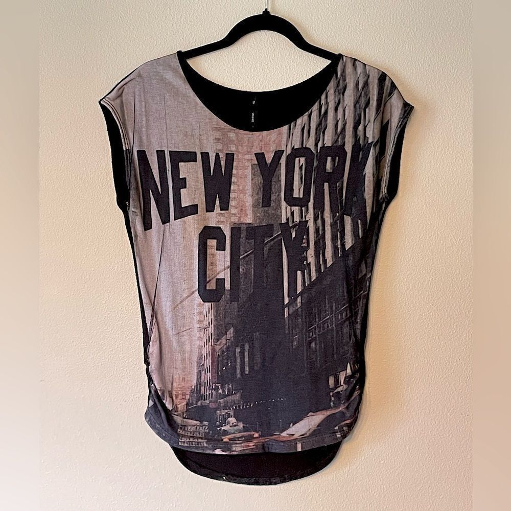 New! Skinny Minnie, Black, Detailed, “New York”, Super Short-Sleeve, Top. Small.